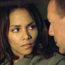 Halle Berry con Bruce Willis in una scena del film Perfect Stranger