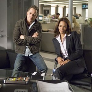 Halle Berry e Giovanni Ribisi in una scena del film Perfect Stranger