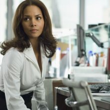 Halle Berry in una scena del film Perfect Stranger