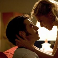 Luca Lionello con la bella Claudia Gerini in una scena del film Nero bifamiliare