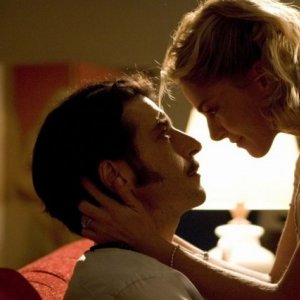 Luca Lionello con la bella Claudia Gerini in una scena del film Nero bifamiliare