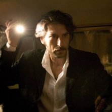 Luca Lionello in una scena della black comedy Nero bifamiliare