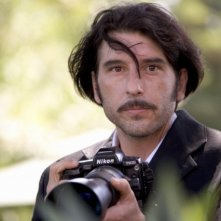 Luca Lionello è un uomo tormentato in una scena del film Nero bifamiliare