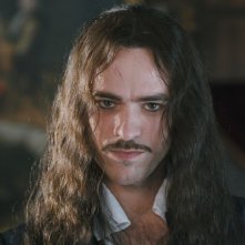 Un primo piano di Romain Duris in una scena de Le avventure galanti del giovane Moliere