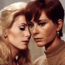 Catherine Deneuve e Genevieve Page in una scena di Bella di giorno.