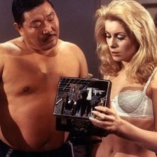 Catherine Deneuve e Isha Khan in una scena di Bella di giorno.