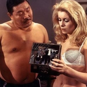 Catherine Deneuve e Isha Khan in una scena di Bella di giorno.