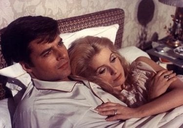 Catherine Deneuve e Jean Sorel in una scena di Bella di giorno.