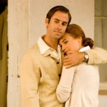 Diane Kruger si lascia abbracciare Joseph Fiennes in una scena di 'Il colore della libertà'