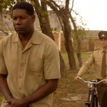 Joseph Fiennes e Dennis Haysbert in una scena di 'Il colore della libertà'
