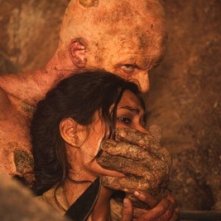 Daniella Alonso e Derek Mears in una scena di The Hills Have Eyes II