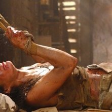 Daniella Alonso  in una scena drammatica di The Hills Have Eyes II