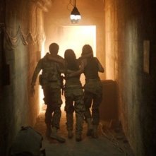 Daniella Alonso, MIchael McMillian e Jessica Stroup in una scena dell'horror The Hills Have Eyes II