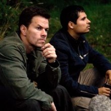 Mark Wahlberg accanto a Michael Pena in una scena di Shooter