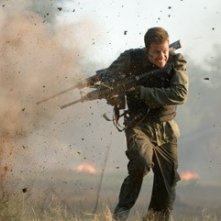 Mark Wahlberg in una scena d'azione del film Shooter