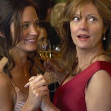 Susan Sarandon ed Emily Blunt in una scena del film Irresistible