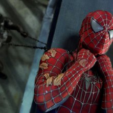 Tobey Maguire in difficoltà in una scena di Spider-Man 3