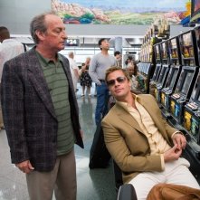 David Paymer e Brad Pitt in una scena del film Ocean's Thirteen