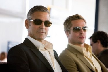 George Clooney e Brad Pitt in una scena del film Ocean's Thirteen