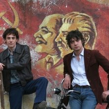 Elio Germano con Riccardo Scamarcio in Mio fratello è figlio unico