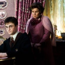 Daniel Radcliffe e Imelda Staunton in una scena del film Harry Potter e l'Ordine della Fenice