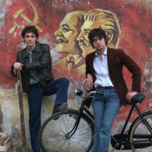 Elio Germano e Riccardo Scamarcio nel film Mio fratello è figlio unico