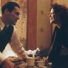 Marion Cotillard e Jean-Pierre Martins in una scena del film La vie en rose