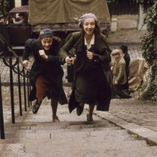 Marion Cotillard e Sylvie Testud in una scena del film La vie en rose