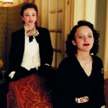 Marion Cotillard in una sequenza della biopic La vie en rose