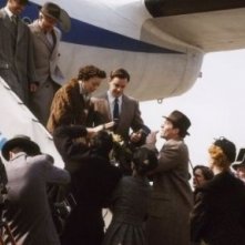 Marion Cotillard scende dall'aereo in una scena del film La vie en rose