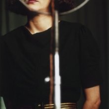 Una bella immmagine di Marion Cotillard in una scena del film La vie en rose