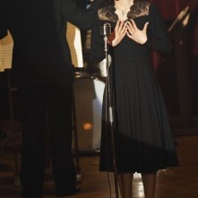 Marion Cotillard al microfono in una scena del film La vie en rose