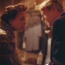 Marion Cotillard in una scena del dramma biografico La vie en rose