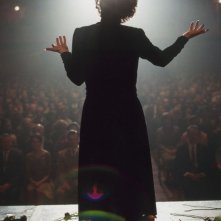 Marion Cotillard sul palcoscenico in una scena del film La vie en rose