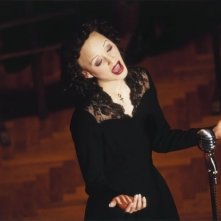 Marion Cotillard interpreta la leggendaria Edith Piaf in una scena del film La vie en rose