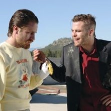 Martin Henderson e Chris Pine in una scena del film Smokin' Aces