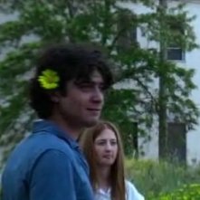 Riccardo Scamarcio scherza sul set del film Mio fratello è figlio unico