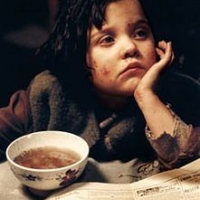 Una scena del film La vie en rose con la bambina che interpreta la piccola Edith