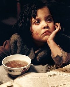 Una scena del film La vie en rose con la bambina che interpreta la piccola Edith
