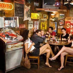 Eli Roth, Sydney Tamiia Poitier, Vanessa Ferlito e Jordan Ladd in una scena del film Death Proof, episodio del double feature Grind House