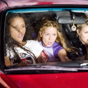 Sydney Tamiia Poitier e Jordan Ladd in una scena del film Death Proof, episodio del double feature Grind House