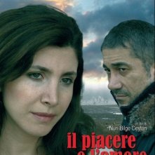 La locandina italiana di Il piacere e l'amore