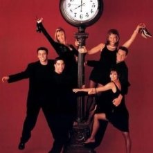 Un'immagine promozionale della serie Friends con i protagonisti sotto un orologio