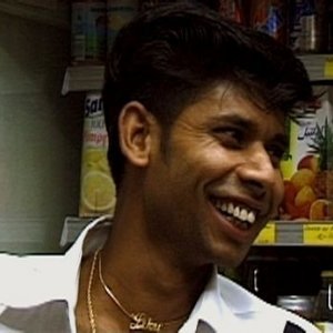 Moazzem Hossain in una scena del film Le ferie di Licu