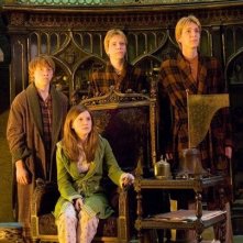 Rupert Grint, Bonnie Wright e i gemelli Oliver e James Phelps in una scena del film Harry Potter e l'Ordine della Fenice