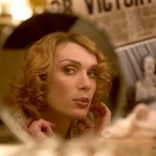 Cillian Murphy si specchia in una scena del film Breakfast on Pluto
