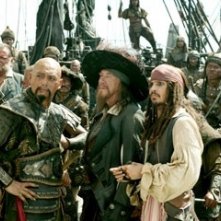 Geoffrey Rush, Johnny Depp e Chow Yun-Fat in una scena di Pirates of the Caribbean: At Worlds End