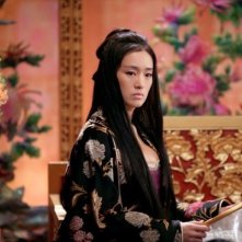 La splendida Gong Li in una scena del film La città proibita