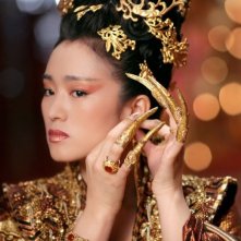 Una regale Gong Li in una scena del film La città proibita