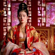 Gong Li in una scena del film La città proibita